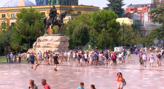 Turistët nuk vijnë, shqiptarët ikin!
