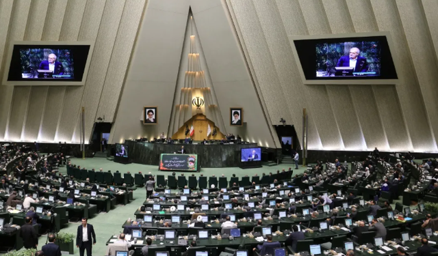 Parlamenti iranian voton për të pezulluar bashkëpunimin me