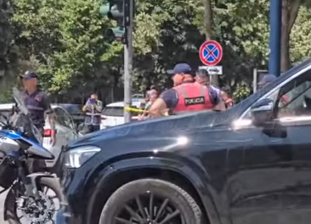 Accident in Tirana, taxi hits two children with a wheelchair