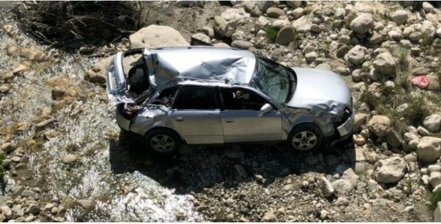 PHOTO/ Car falls off bridge on Peqin-Elbasan axis