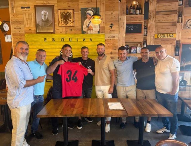 Taulant Xhaka prezantohet si trajner-lojtar te i skuadra shqiptare në