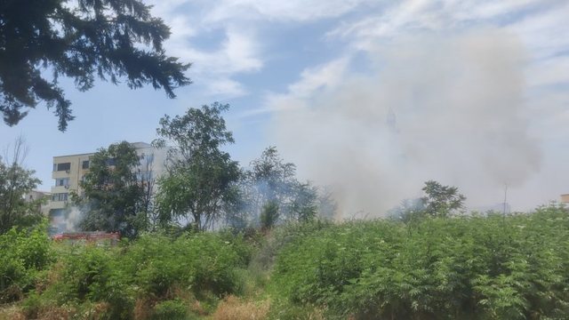 Fire in Lapraka, flames engulf the area in front of the 'Aleks Buda'