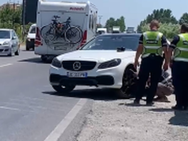Policia qëllon me armë drejt automjetit ku udhëtonte i riu