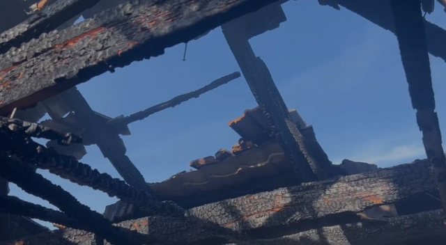 A house in Shëngjin is destroyed by flames