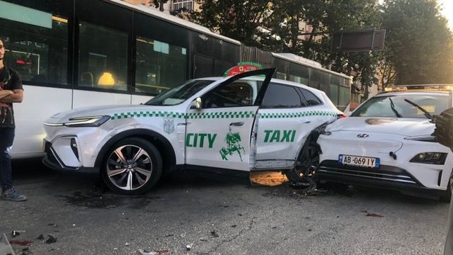 Përplasen 6 makina në Laprakë, përfundojnë në