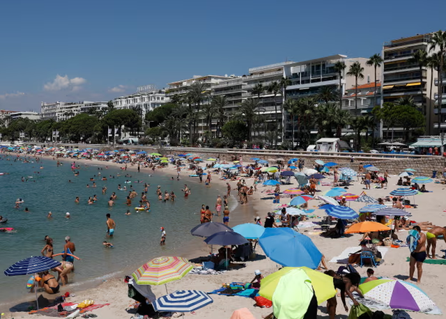 France bans smoking on beaches and parks