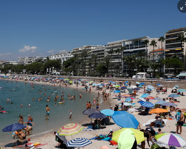 Franca zbaton ndalimin e pirjes së duhanit në plazhe dhe parqe