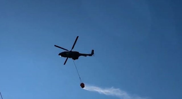 Zjarri rrezikon banesat në Vlorë, nis ndërhyrja me helikopter