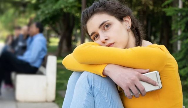 Raporti: Vajzat adoleshente, më të vetmuarat në botë