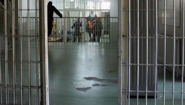 Fuste dr*gë dhe sende të paligjshme në qeli, arrestohet polici i