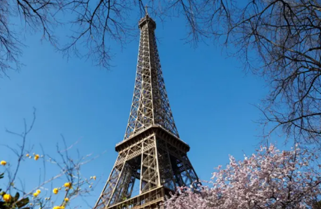 Scorching temperatures in France close the Eiffel Tower