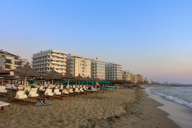 Golemi dhe Qerreti pa ujë në pikun e sezonit turistik