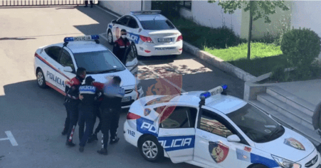 Theu arrestin shtëpiak dhe kanosi me thikë një person, arrestohet