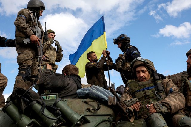 US suspends some military aid to Ukraine