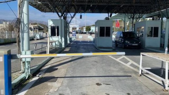 Arrest of Greek customs officer 'paralyzes' vehicle traffic at