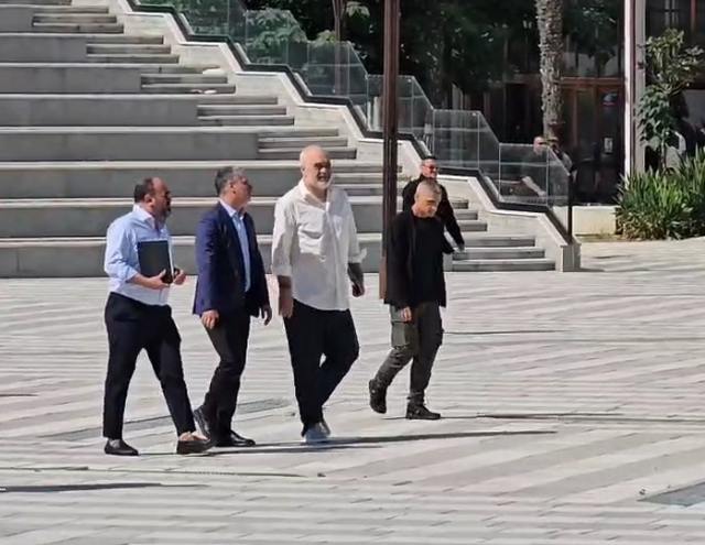 Rama vizitë të papritur në Bashkinë e Vlorës, mbledh