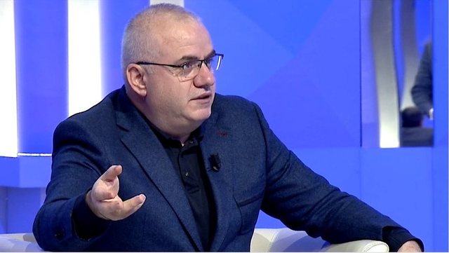 Debate on immigrants, Artan Hoxha shows how Albanians avoid tracking through ID