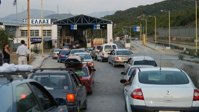 Pezullohet përkohësisht kalimi i mjeteve tregtare në pikën
