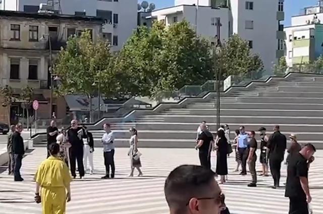 Video/ Qytetarja kërkon ta takojë, Rama i kthehet: Ça ke
