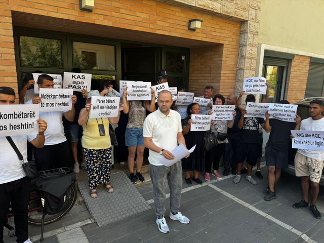 "KAS apo PAS"/ Kalaja protestë para KQZ, kërkon hapjen e