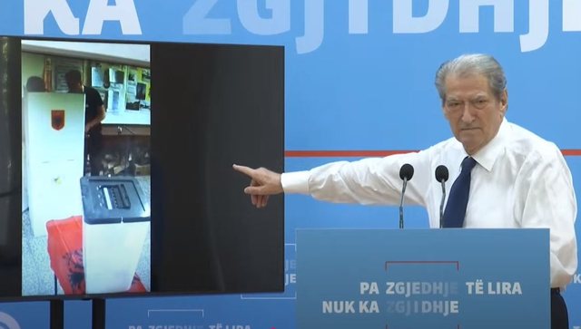 Berisha publikon të tjera pamje nga farsa elektorale: Votojnë