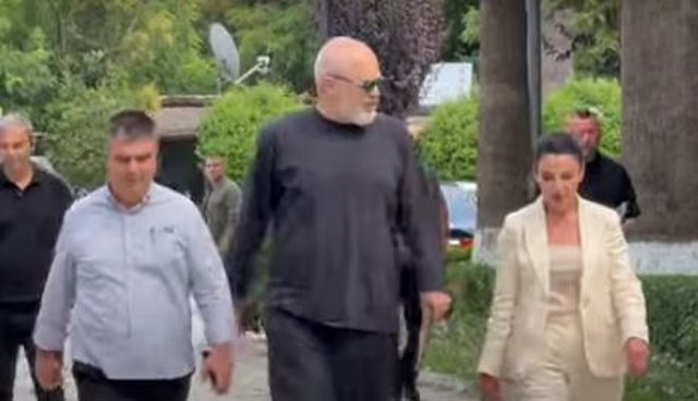 I kërcënoi me shkarkime,  Rama mbërrin në bashkinë e