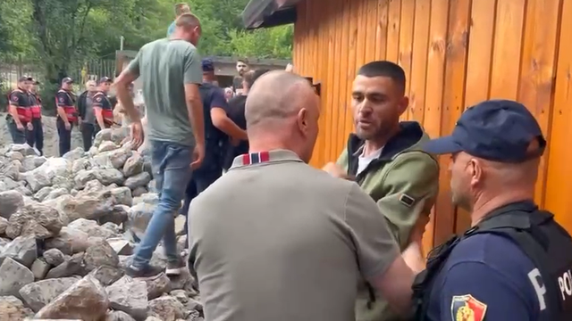Banorët përplasen me policinë në Theth: Jemi në