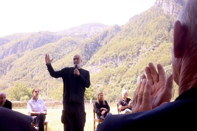 Video/ Një vit para zgjedhjeve u dha titujt e pronësisë, pasi u
