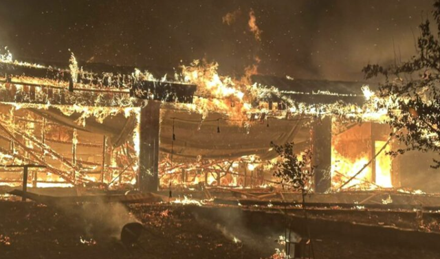Photo/ Restaurant in Theth collapses overnight, fire brought under control by