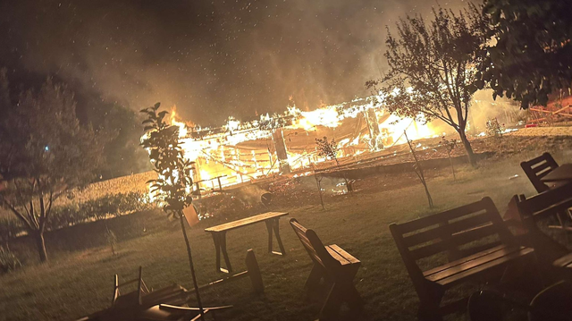 Foto/ Shkrumbohet gjatë natës restoranti në Theth, zjarri vihet