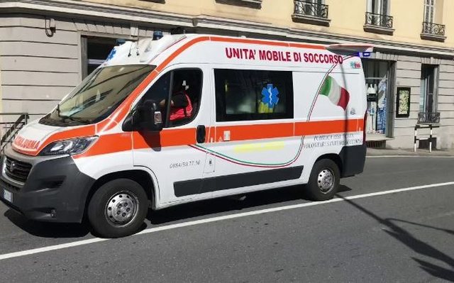 Plagoset me thikë shqiptari në Itali