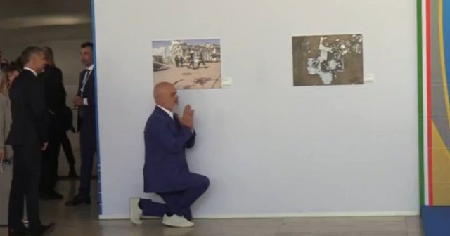 Video/ Rama përsërit skenarin, ulet sërish në gjunjë