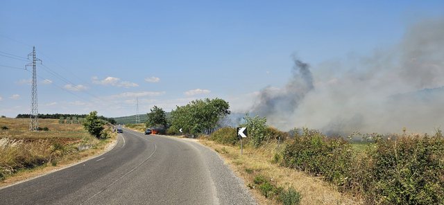 Car burns in Belsh-Kuçova, family of five escapes unharmed