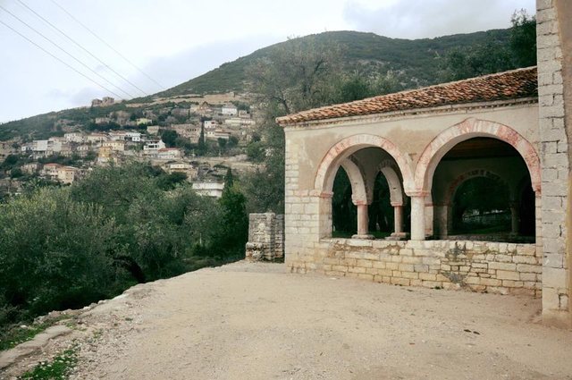 Reportazh/ Vunoi “parajsa” e pushtuar me hekur e beton nga