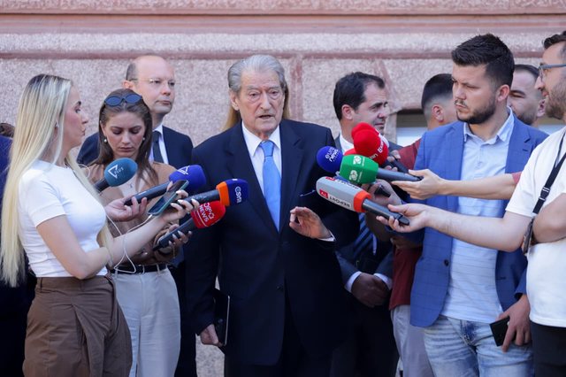 Depolitizimi i administrat&euml;s, Berisha: &Ccedil;&euml;shtje e negociueshme,