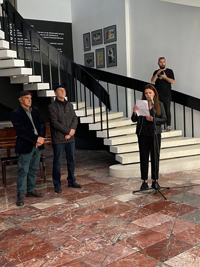Nj&euml; udh&euml;tim mes drit&euml;s, form&euml;s dhe imagjinat&euml;s, Zeka