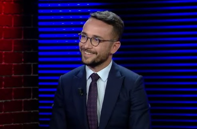PD, oligark&euml;t dhe nj&euml; shoq&euml;ri q&euml; ngrihet duke i ra samarit