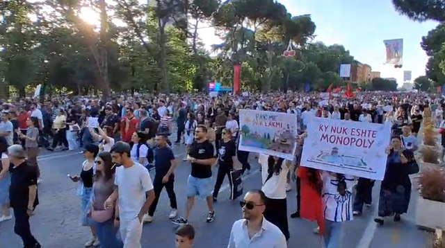 "Rama n&euml; burg", mij&euml;ra qytetar&euml; protestojn&euml; para