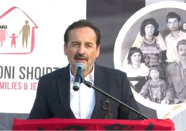 Protesta kund&euml;r trajtimeve hormonale, pastori Akil Pano     k&euml;rkon