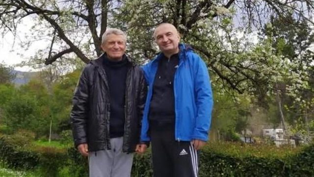 Meta l&euml; burgun p&euml;r disa or&euml;, niset drejt Skraparit p&euml;r