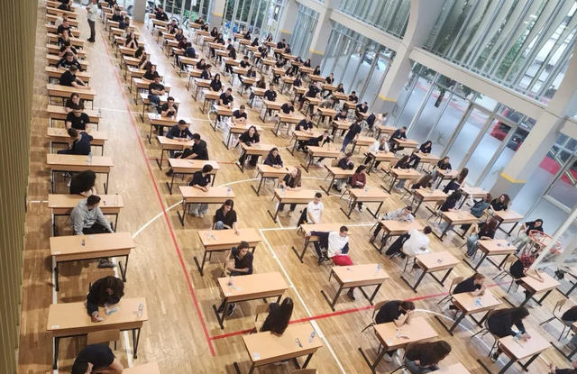 Nis sot Matura Shtet&euml;rore, maturant&euml;t i n&euml;nshtrohen provimit