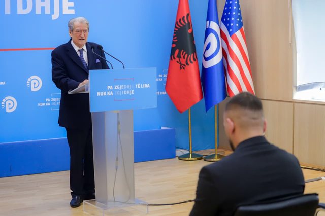 Berisha akuzon qeverin&euml; p&euml;r ADS: Rama ka hequr kufijt&euml; e