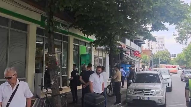 Grabitja e bankës në Tiranë, autori i maskuar grabiti 10-15