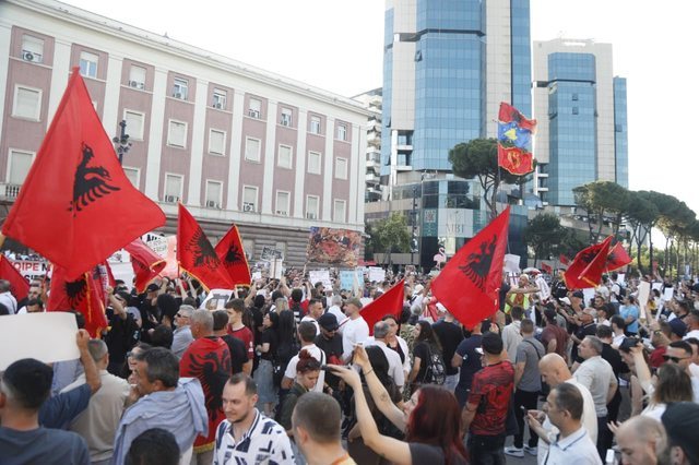 Protestuesit k&euml;rkojn&euml; dor&euml;heqjen e Ram&euml;s: Nuk ka takim, doni