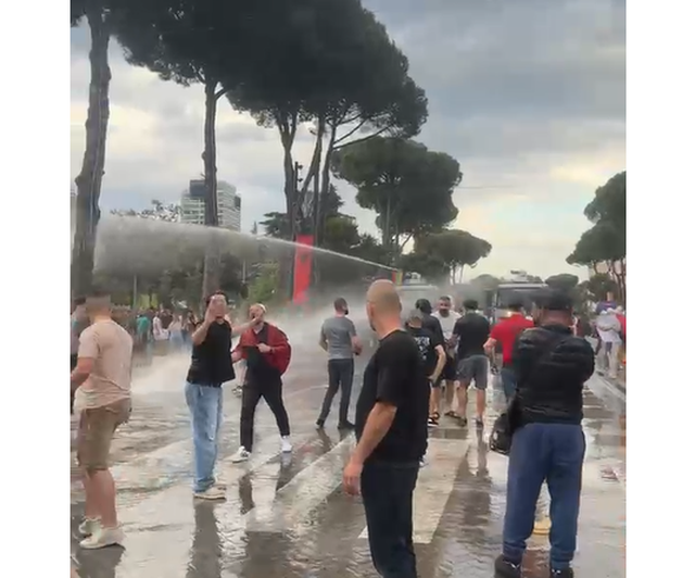 Video/ Policia hedh ujë ndaj turmës, protesuesit çajnë