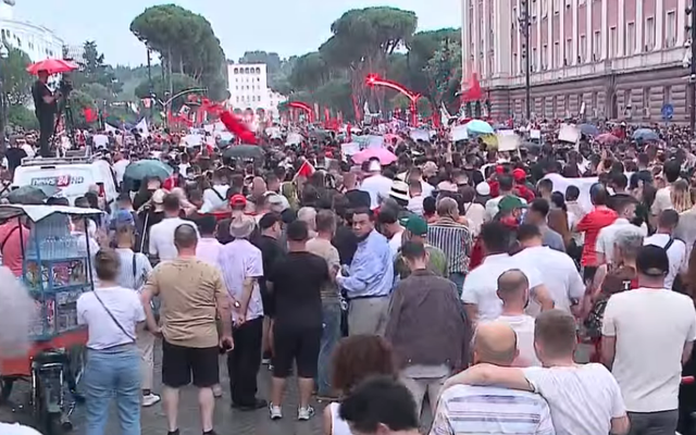"Jep dor&euml;heqjen, duam revolucion", qytetar&euml;t me thirrje