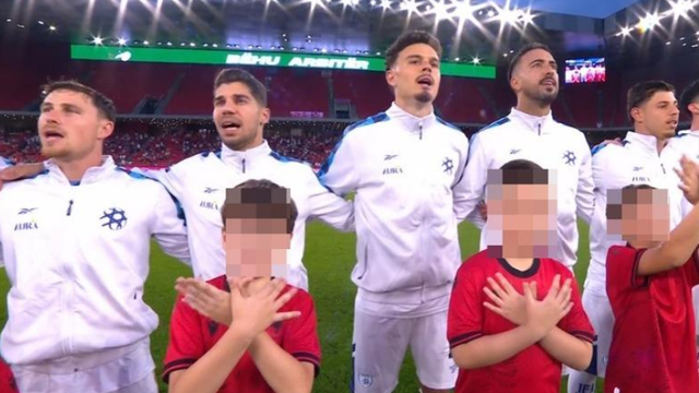 Tifozët kuqezinj fërshëllejnë himnin izraelit