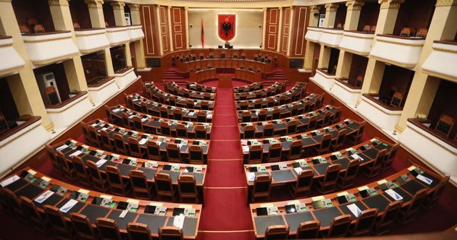 Kuvendi mblidhet n&euml; seanc&euml; plenare, n&euml; fokus interpelancat me