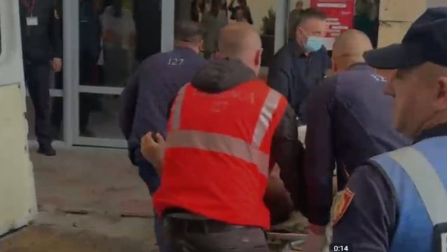 Pamjet/ Momenti kur autori i vrasjes s&euml; efektivit mb&euml;rrin i plagosur