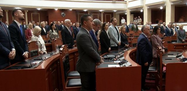 Kuvendi mban nj&euml; minut&euml; heshtje p&euml;r efektivin e vrar&euml;
